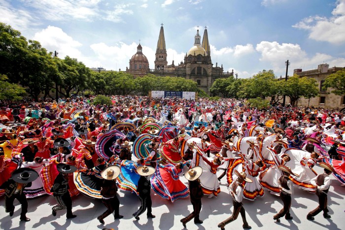 Mexican dance folk mariachi mexico music record world performers jalisco traditional dancers nearly set guinness couples largest break Music and dance cultural festivals